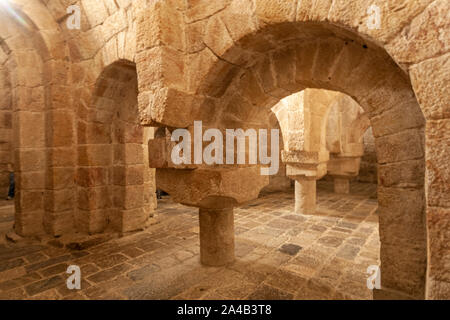 Arches et le capital dans la crypte, 11e siècle, du Monastère de Leyre, architecture romane en Navarre, Espagne Banque D'Images