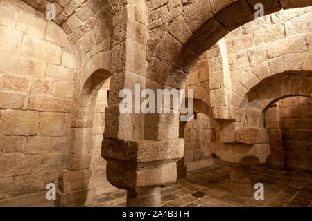 Arches et le capital dans la crypte, 11e siècle, du Monastère de Leyre, architecture romane en Navarre, Espagne Banque D'Images