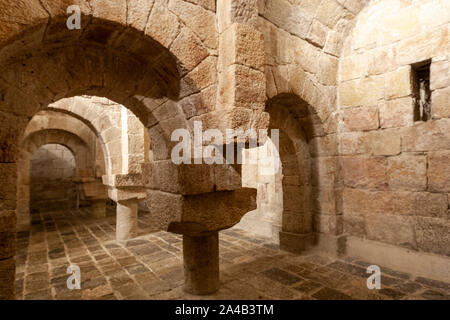 Arches et le capital dans la crypte, 11e siècle, du Monastère de Leyre, architecture romane en Navarre, Espagne Banque D'Images