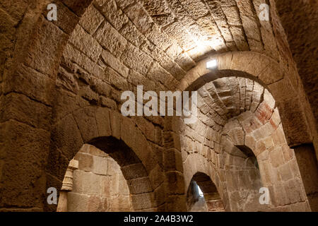 Arches et le capital dans la crypte, 11e siècle, du Monastère de Leyre, architecture romane en Navarre, Espagne Banque D'Images