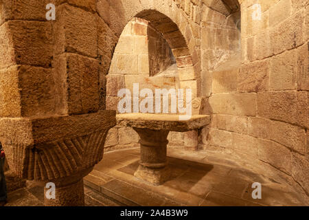 Arches et le capital dans la crypte, 11e siècle, du Monastère de Leyre, architecture romane en Navarre, Espagne Banque D'Images