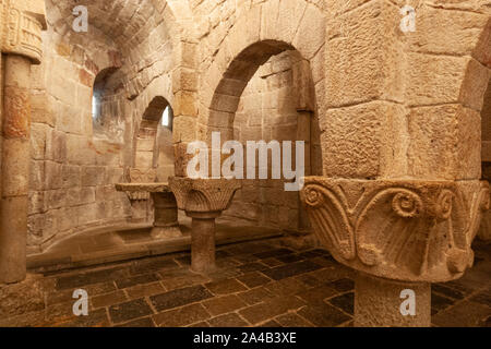 Arches et le capital dans la crypte, 11e siècle, du Monastère de Leyre, architecture romane en Navarre, Espagne Banque D'Images