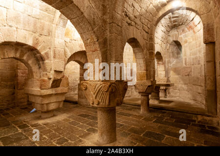 Arches et le capital dans la crypte, 11e siècle, du Monastère de Leyre, architecture romane en Navarre, Espagne Banque D'Images