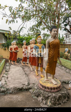 Bang Saen, Thaïlande - Mars 16, 2019 : Wang Saensuk monastère Bouddhiste. Groupe de sculptures colorées représentant Bouddha et le rachat d'Ananda conduire Banque D'Images