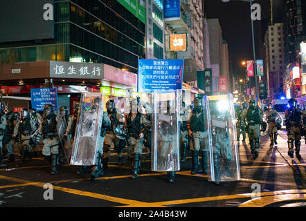 Hong Kong, Chine. 13 octobre 2019. La police anti-émeute sur Nathan Road à Mongkok à Kowloon le dimanche soir. Cet incident a été l'un des nombreux tout au long de Hong Kong le dimanche qui a vu les actes de vandalisme effectués par une minorité dans le mouvement pro-démocratie. . Iain Masterton/Alamy Live News. Banque D'Images