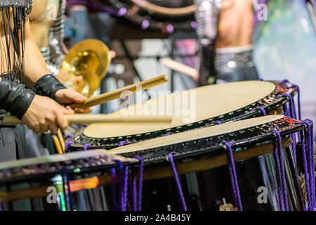 Un batteur de performances sur la scène. Un musicien tambourine dans le tambour de la performance. Vue rapprochée des mains, les tambours et les pilons. Banque D'Images