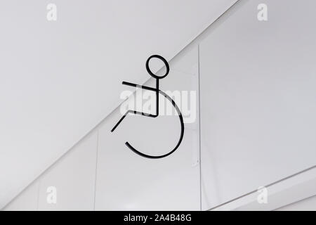 Le signe de l'Handicap WC ou salle de bains. La ligne de contour noir de l'icône de toilettes pour les personnes à mobilité réduite. Silhouette de l'homme dans le fauteuil roulant pour les toilettes Banque D'Images