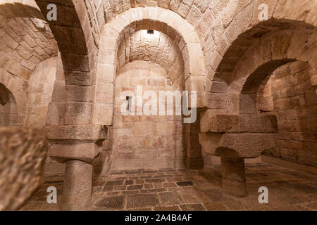 Arches et le capital dans la crypte, 11e siècle, du Monastère de Leyre, architecture romane en Navarre, Espagne Banque D'Images