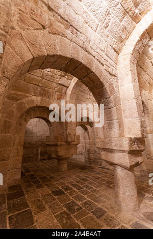 Arches et le capital dans la crypte, 11e siècle, du Monastère de Leyre, architecture romane en Navarre, Espagne Banque D'Images