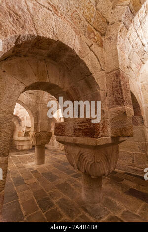 Arches et le capital dans la crypte, 11e siècle, du Monastère de Leyre, architecture romane en Navarre, Espagne Banque D'Images