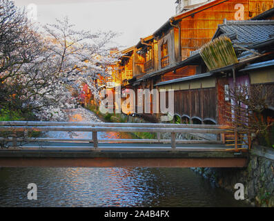 Vieux et célèbre street dans le quartier nord de Gion à Kyoto Banque D'Images