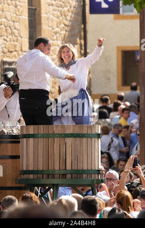 Vin Rioja Alavesa harvest festival 2019 stomping cérémoniels, écrasement ou fouler du raisin dans la tva en bois traditionnel - Bano de Ebro, Espagne, Banque D'Images