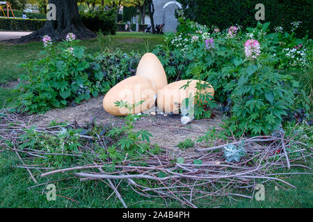 Nid de Jardinosaure Jardinosaurus (Rex), nid de dinosaure dans Jardin Le Coq (jardin des plantes de Clermont Ferrand) à Clermont-Ferrand) France Banque D'Images