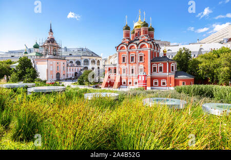 Moscou, Russie - le 7 juillet 2019 : Cathédrale Znamensky de l'ancien monastère Znamensky. Architecture de Zaryadye park à Moscou Banque D'Images