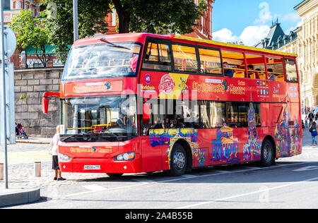 Moscou, Russie - le 7 juillet 2019 : Visite de la ville jusqu'à la bus stationné à côté de la rue de la ville la cathédrale Saint-Basile à sunny day Banque D'Images