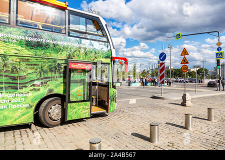 Moscou, Russie - le 7 juillet 2019 : Visite de la ville jusqu'à l'arrêt de bus parc Zaryadye à sunny day Banque D'Images