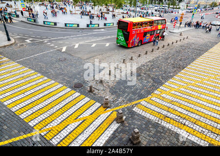 Moscou, Russie - le 7 juillet 2019 : Visite de la ville jusqu'à l'arrêt de bus parc Zaryadye à sunny day Banque D'Images