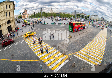 Moscou, Russie - le 7 juillet 2019 : Visite de la ville jusqu'à l'arrêt de bus parc Zaryadye à sunny day Banque D'Images