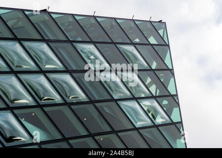 Fenêtres en verre bombé double courbure. Système de Façade verre transparent. Les bulles de panneaux de verre. Banque D'Images