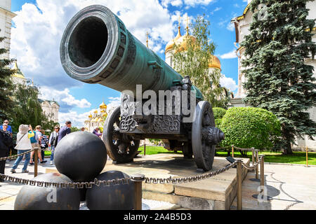 Moscou, Russie - le 9 juillet 2019 : Le Tsar Cannon (Tsar-pushka) dans le Kremlin de Moscou en été journée ensoleillée. En 1586, coulée en bronze Banque D'Images
