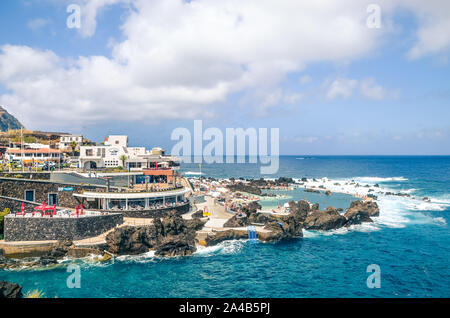 Porto Moniz, Madeira, Portugal - Sep 13, 2019 : piscines naturelles dans les eaux de l'océan Atlantique. Entourée de rochers de la mer ouverte. Lieu touristique populaire sur l'étonnante île portugaise. Banque D'Images