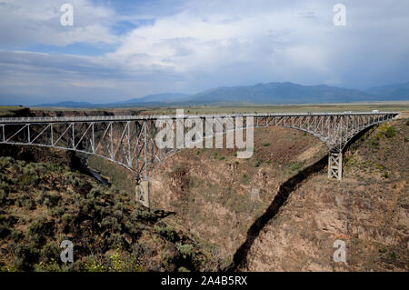 Le Rio Grande Gorge bridge, parfois appelée la Gorge de Taos, sur nous64 juste à l'extérieur de Taos, Nouveau Mexique. Banque D'Images