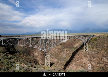 Le Rio Grande Gorge bridge, parfois appelée la Gorge de Taos, sur nous64 juste à l'extérieur de Taos, Nouveau Mexique. Banque D'Images