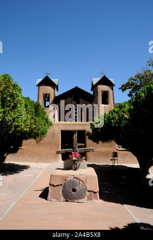 L'entrée de El Santuario de Chimayó, un adobe construit église catholique romaine de Chimayó, Nouveau Mexique. Banque D'Images