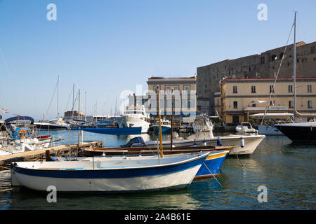 Terracina, port. Beaucoup de bateaux et yachts séjour dans le port. Banque D'Images