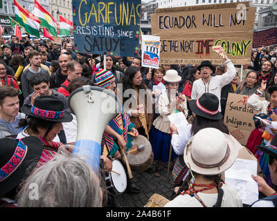 Démonstration et protester contre la politique du président Moreno en Equateur, foule de gens en vêtements traditionnels montrant des banderoles lors de la lecture de musique Banque D'Images