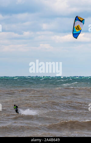 Un homme kite surf en grosses vagues dans le lac Michigan. Banque D'Images