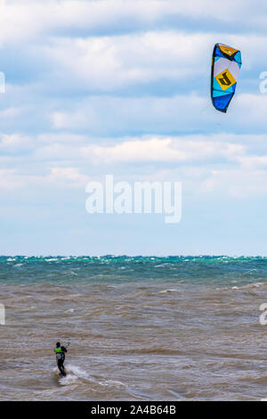 Un homme kite surf en grosses vagues dans le lac Michigan. Banque D'Images