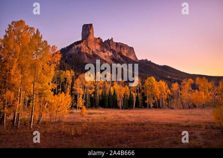 Les arbres Aspen avec une couleur d'automne jaune vif sous Chimney Rock dans le col Owl Creek près de Ridgway, Colorado, États-Unis Banque D'Images