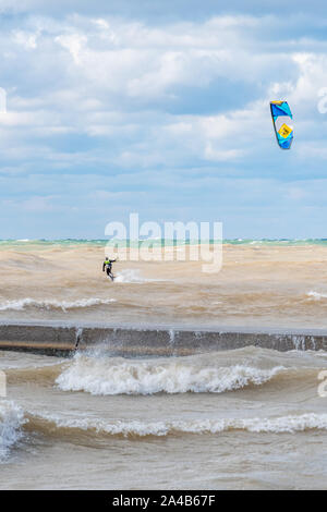 Un homme kite surf en grosses vagues dans le lac Michigan. Banque D'Images