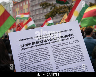 Démonstration et de protestation contre l'offensive turque contre les Kurdes en Syrie, flyer appelant à la fin de guerre en rojava, GPJ et drapeaux kurdes en retour Banque D'Images