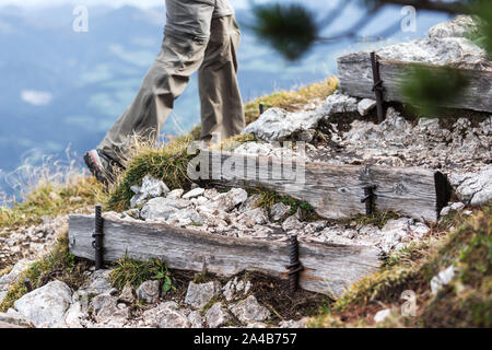 Itinéraire d'escalade facile dans les montagnes d'installation Banque D'Images