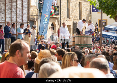 Rioja Alavesa fête des vendanges 2019 - stomping raisin et dégustation de la première doit (jus de raisin de l'écrasé le raisin), Banos de Ebro, Espagne Banque D'Images