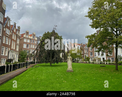 Le Begijnhof est l'une des plus anciennes hofjes à Amsterdam. Un groupe de bâtiments historiques, la plupart des logements privés, centre sur elle. Banque D'Images