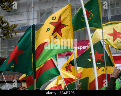 Berlin/Allemagne, Oct 2019 : démonstration et protester contre l'offensive turque et les agressions contre les Kurdes en Syrie, de nombreux drapeaux du Kurdistan et gpj Banque D'Images