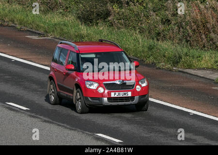 2011 Škoda Yeti TDI rouge élégance CR 140 ; voyageant sur l'autoroute M6 près de Preston dans le Lancashire, Royaume-Uni Banque D'Images