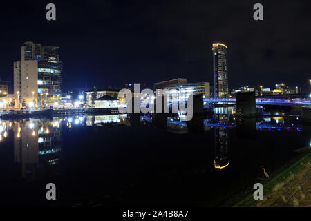 Belfast nuit lumières reflétées par la rivière Lagan, Belfast, County Antrim, Northern Ireland/Irlande du Nord. Banque D'Images