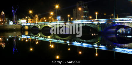 Belfast nuit lumières reflétées par la rivière Lagan, Belfast, County Antrim, Northern Ireland/Irlande du Nord. Banque D'Images