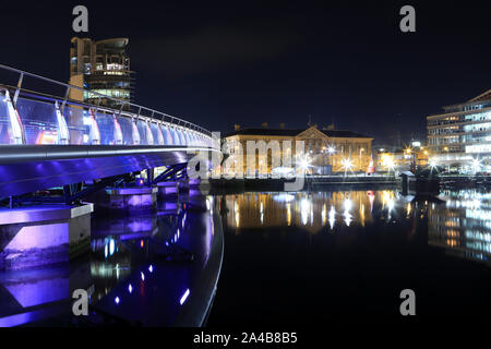 Belfast nuit lumières reflétées par la rivière Lagan, Belfast, County Antrim, Northern Ireland/Irlande du Nord. Banque D'Images