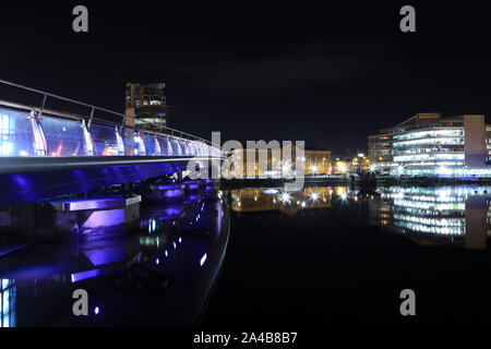 Belfast nuit lumières reflétées par la rivière Lagan, Belfast, County Antrim, Northern Ireland/Irlande du Nord. Banque D'Images