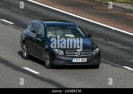 2017 Mercedes-Benz E 220 noir D SE Premium + Auto ; voyageant sur l'autoroute M6 près de Preston dans le Lancashire, Royaume-Uni Banque D'Images