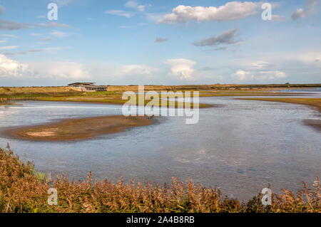 Le Sud Parrinder Masquer surplombant la RSPB Titchwell Marais d'eau douce à la réserve d'oiseaux. Parrinder nord cacher en arrière-plan. Banque D'Images