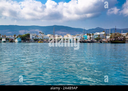 Sur le port de Kos, Grèce lumineuse journée d'été. Beaux nuages et des eaux turquoises de la mer Méditerranée. Navires et bateaux Séjour en baie. Banque D'Images