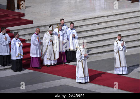 Cité du Vatican, Vatican. 13 Oct, 2019. Le pape François célèbre la Messe de canonisation de l'Angleterre John Henry Newman, Italienne Giuseppina Vannini, Maria Teresa Chiramel Mankidiyan indiennes, brésiliennes Dulce Lopes Pontes, et Suisse Marguerite Bays le dimanche, Octobre 13, 2019, sur la Place Saint-Pierre au Vatican. Photo par Sefano Spaziani/UPI UPI : Crédit/Alamy Live News Banque D'Images