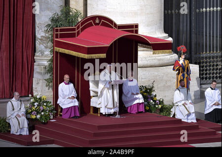 Cité du Vatican, Vatican. 13 Oct, 2019. Le pape François célèbre la Messe de canonisation de l'Angleterre John Henry Newman, Italienne Giuseppina Vannini, Maria Teresa Chiramel Mankidiyan indiennes, brésiliennes Dulce Lopes Pontes, et Suisse Marguerite Bays le dimanche, Octobre 13, 2019, sur la Place Saint-Pierre au Vatican. Photo par Sefano Spaziani/UPI UPI : Crédit/Alamy Live News Banque D'Images