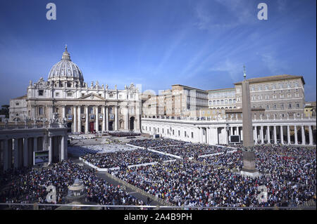 Cité du Vatican, Vatican. 13 Oct, 2019. Le pape François célèbre la Messe de canonisation de l'Angleterre John Henry Newman, Italienne Giuseppina Vannini, Maria Teresa Chiramel Mankidiyan indiennes, brésiliennes Dulce Lopes Pontes, et Suisse Marguerite Bays le dimanche, Octobre 13, 2019, sur la Place Saint-Pierre au Vatican. Photo par Sefano Spaziani/UPI UPI : Crédit/Alamy Live News Banque D'Images